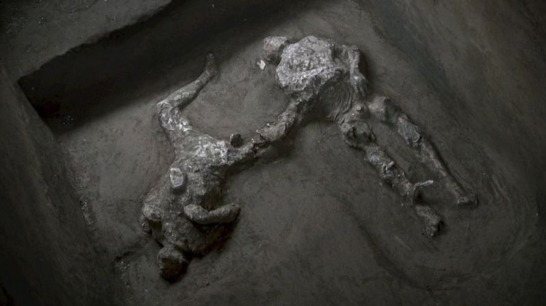 Po téměř 2000 letech po výbuchu našli v Pompejích těla dvou mužů